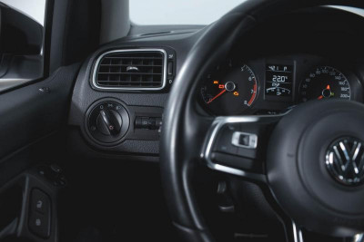 Volkswagen Polo 1.6 MPI AT (110 л. с.)