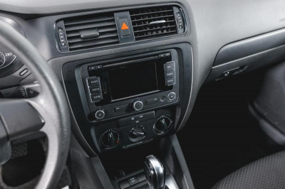 Volkswagen Jetta 1.6 AT (105 л. с.)
