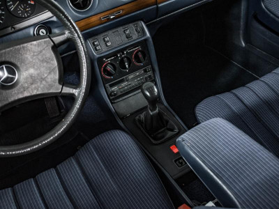 Mercedes-Benz W123 230 2.0 MT (136 л.с.)