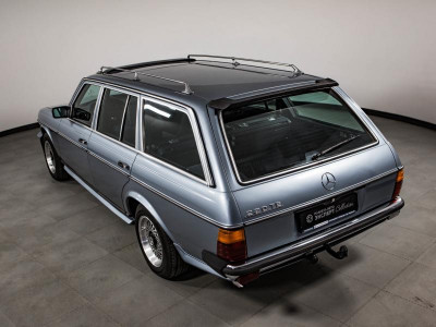 Mercedes-Benz W123 230 2.0 MT (136 л.с.)