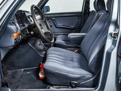 Mercedes-Benz W123 230 2.0 MT (136 л.с.)