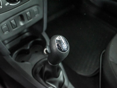 Renault Logan 1.6 MT (82 л. с.)