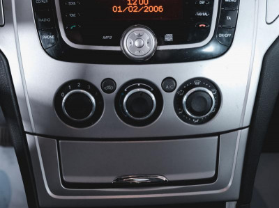 Ford Mondeo 1.6 MT (125 л. с.)