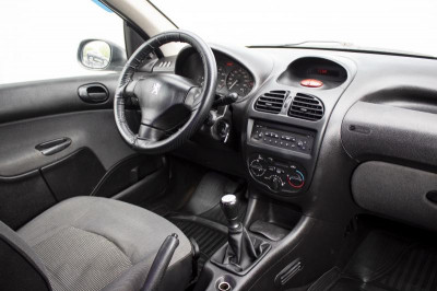 Peugeot 206 1.4 MT (75 л. с.)