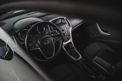 Opel Astra 1.4 Turbo MT (140 л. с.)